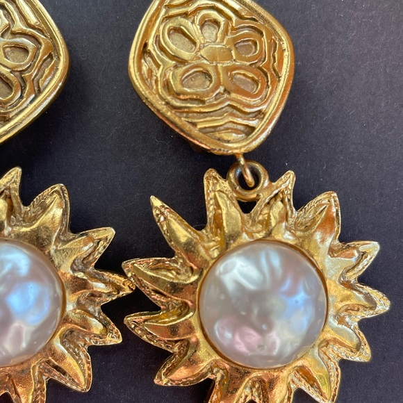 Chanel vintage gold plated faux pearl clip on earrings - Picture 3 of 6